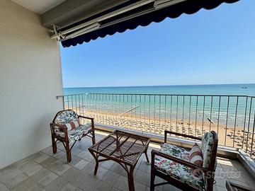 Ampio appartamento fronte mare con spiaggia privat
