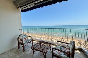 Ampio appartamento fronte mare con spiaggia privat