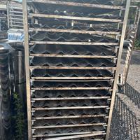 Carrello in acciaio con teglie per baguettes