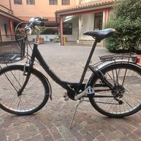 Bicicletta con cestino (+ catene e lucchetti)