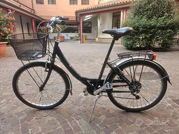 Bicicletta con cestino (+ catene e lucchetti)