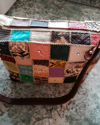 Borsetta in pelle pacwork, tracolla da donna. La c