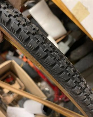 Pneumatico Duro nuovo per bici – 28" / 37-622