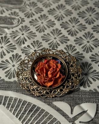 Spilla vintage in stile floreale