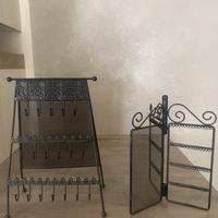 Due pezzi porta gioielli in ferro battuto