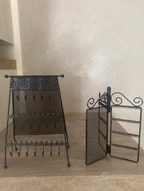 Due pezzi porta gioielli in ferro battuto