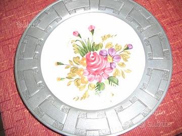Piatto in peltro con fiori