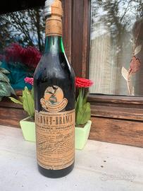 Vecchia bottiglia di fernet e vecchi vini