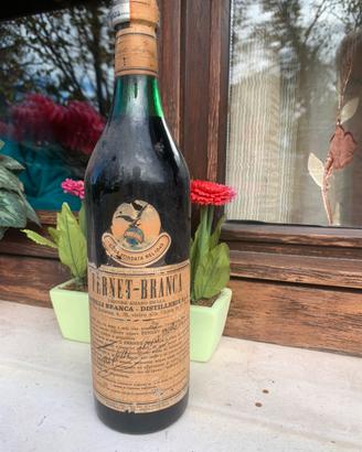 Vecchia bottiglia di fernet e vecchi vini