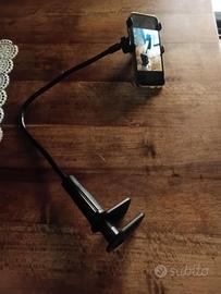 Porta cellulare con supporto flessibile.