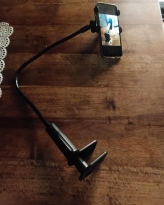 Porta cellulare con supporto flessibile.