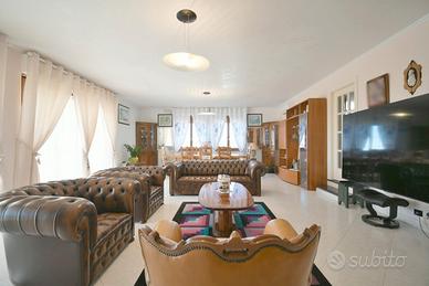 Villa con ampio cortile
