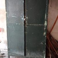 Robusto armadio in legno