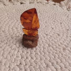 Piccola statua in ambra baltica Barca a vela