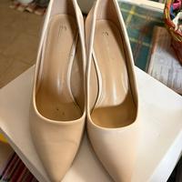 Scarpe beige con tacco basso