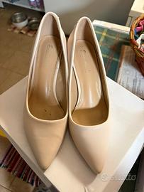 Scarpe beige con tacco basso