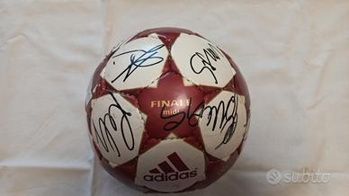 Pallone midi Milan autografato dalla rosa 2004