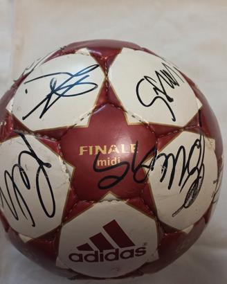 Pallone midi Milan autografato dalla rosa 2004