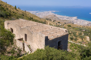 Antico fabbricato in tenuta di 15,7 ha