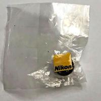 Spilla Nikon pin-up