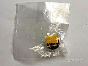 Spilla Nikon pin-up