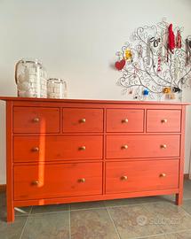 Hemnes cassettiera e comodini rossi