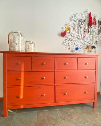Hemnes cassettiera e comodini rossi