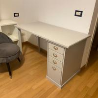 Scrivania  in legno grigia con cassetti 160x50