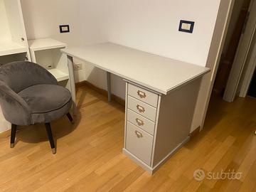 Scrivania  in legno grigia con cassetti 160x50
