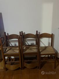 sedie in legno vecchio stile resistenti.