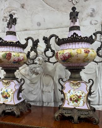Coppia di vasi in porcellana e bronzo
