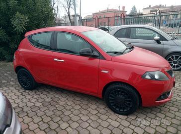 Lancia Ypsilon 1.0 HYBRID SILVER