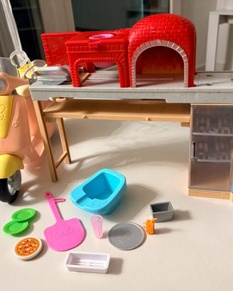 Pizzeria di Barbie con accessori + Vespa Barbie