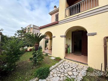 Villa bifamiliare con giardino e posto auto