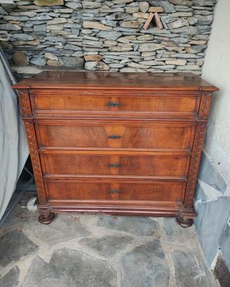 Comò in legno massiccio