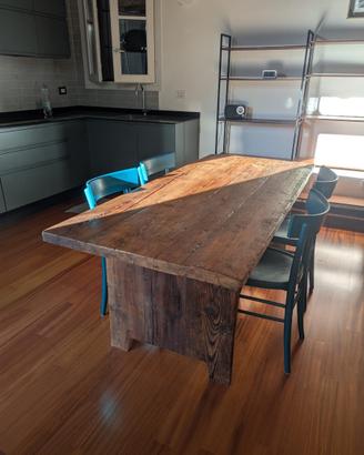 Tavolo in legno rustico