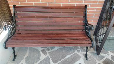 Panchina in ferro battuto e seduta in legno 