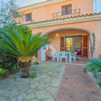 VILLA A SCHIERA CENTRALE A SAN TEODORO