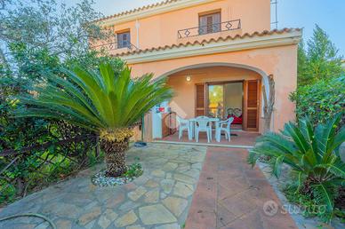 VILLA A SCHIERA CENTRALE A SAN TEODORO