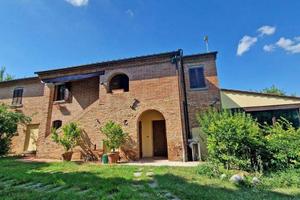 Rustico / Casale di 250 m² con più di 5 locali e b