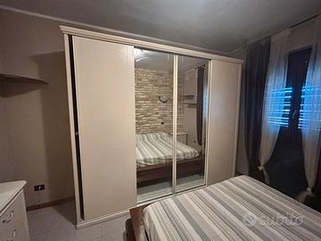 Camera da letto armadio comó, specchio e comodini