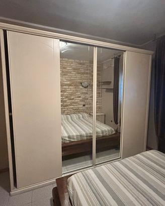 Camera da letto armadio comó, specchio e comodini