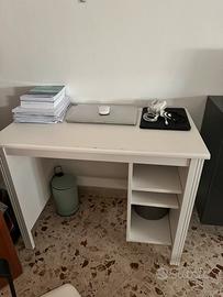 Scrivania IKEA bianca con ripiani – Usata
