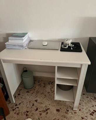 Scrivania IKEA bianca con ripiani – Usata