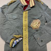 Giacca militare con applicazioni dorate uniche!
