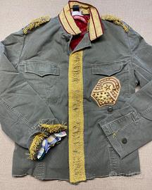 Giacca militare con applicazioni dorate uniche!
