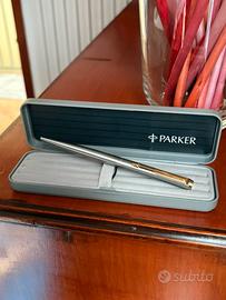 Penna Parker originale in acciaio con dettagli oro