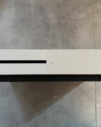 Xbox one 500 giga  piu due controller