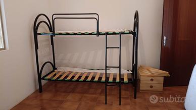 Letto a castello in metallo nero con reti a doghe
