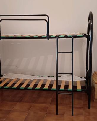 Letto a castello in metallo nero con reti a doghe